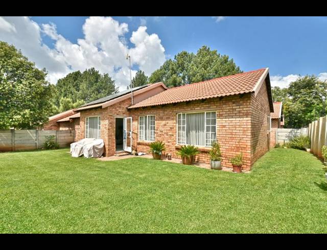 3 BEDROOM TOWNHOUSE FOR SALE IN SUNDOWNER